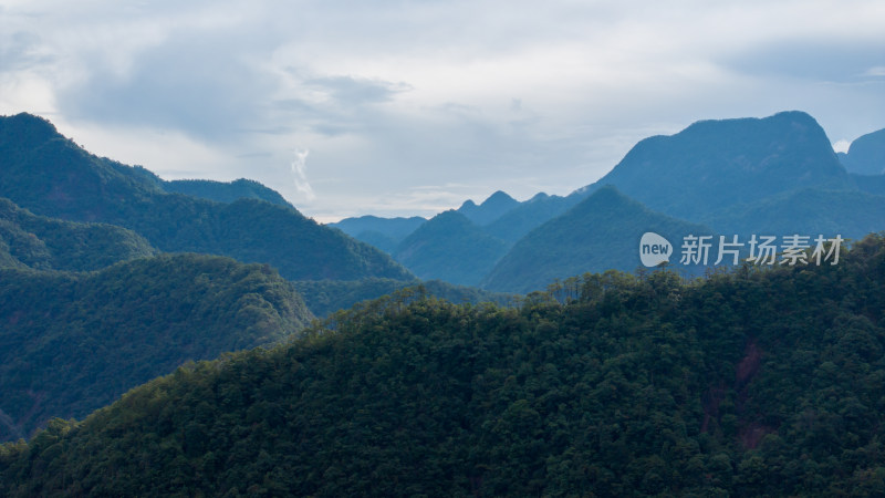 中国福建武夷山云雾缭绕