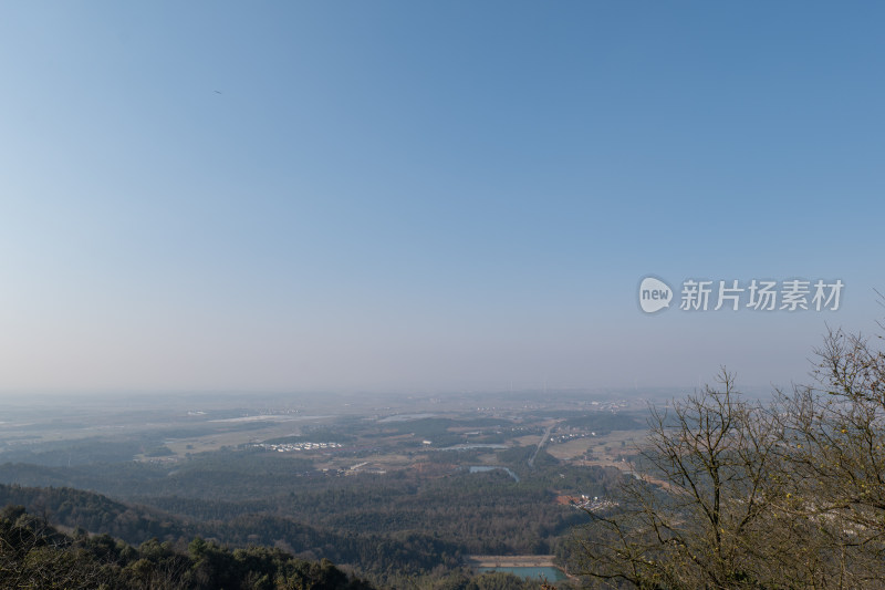 山间远眺广阔原野的自然风景