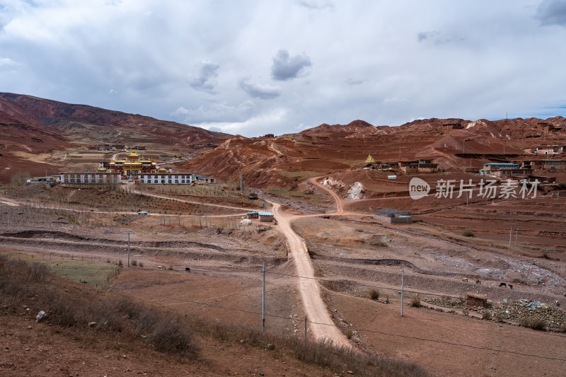 西藏昌都丁青县壮丽景色雪山下的彩色山谷