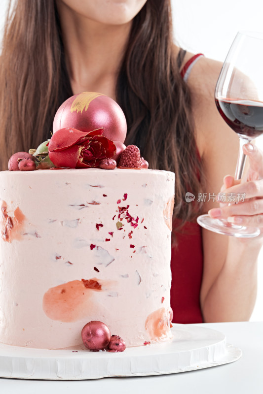 喝红酒品尝蛋糕的年轻女性
