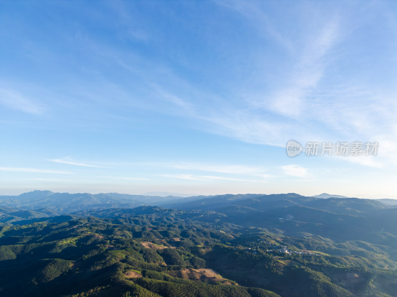 辽阔壮观的群山航拍全景