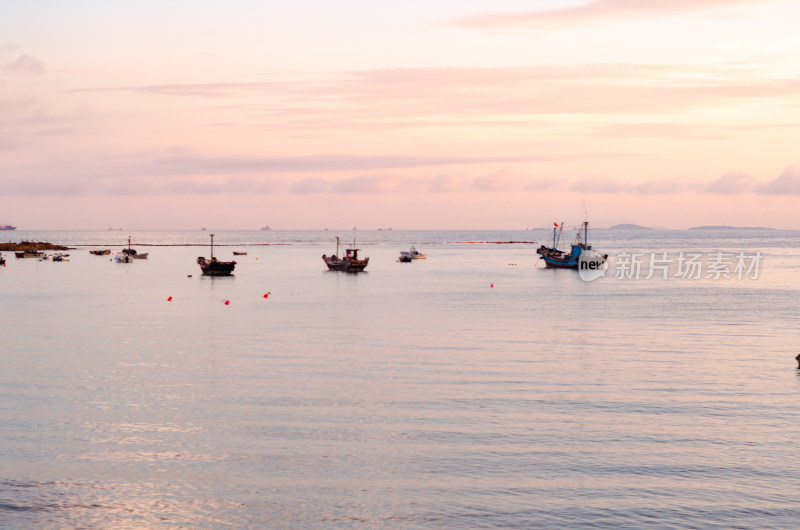 青岛小麦岛夕阳中海面上的渔船