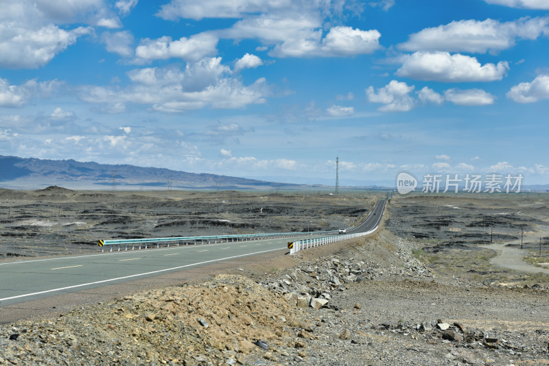 蓝天白云下的戈壁公路