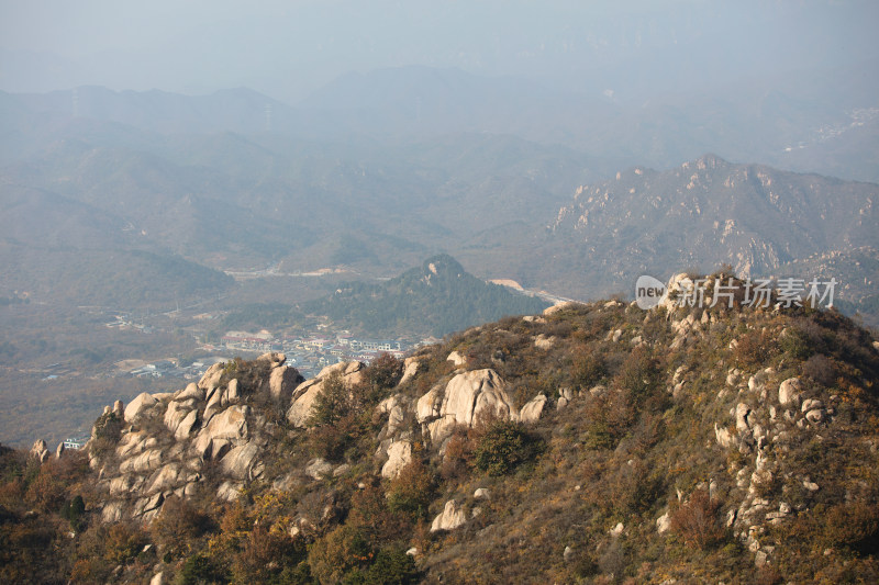 山区大山上的石头