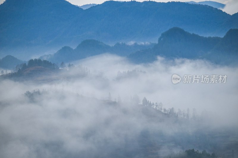 重庆酉阳：雾气中的山村田园