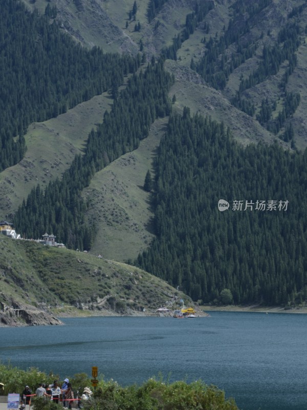 新疆天山天池夏季雪山湖面