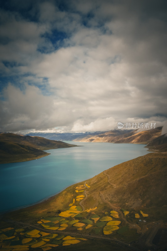 西藏羊湖山水自然风景