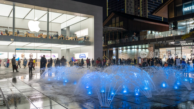 成都太古里商业区的苹果Apple零售店夜景