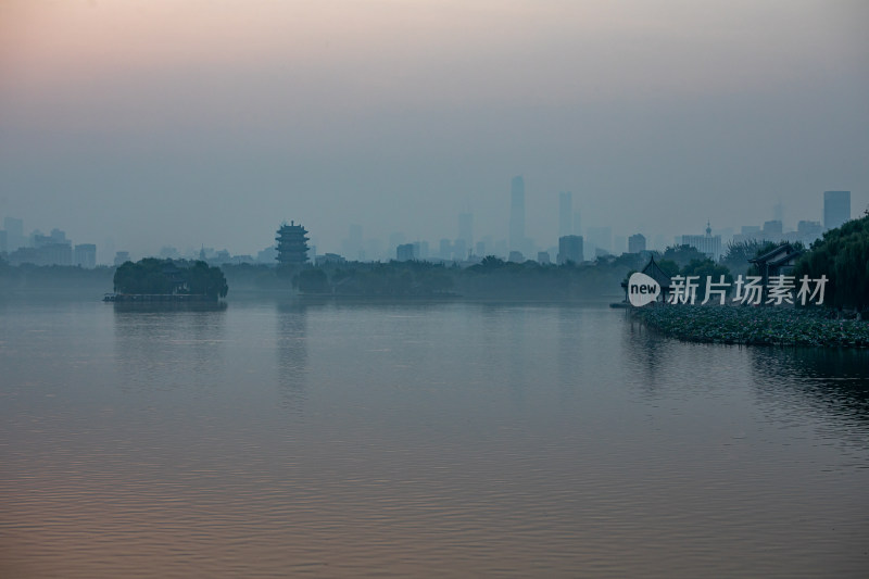 济南大明湖风景区雾色日出景点景观城市风光