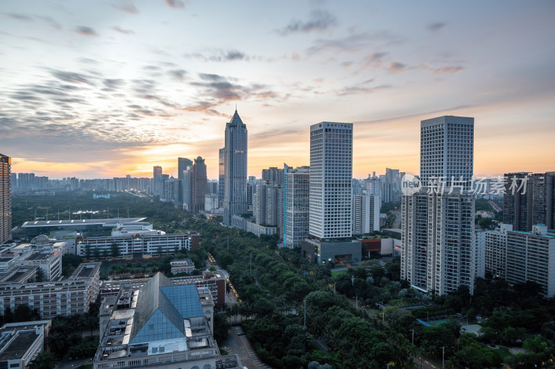 海南海口CBD都市绚丽色彩的暮色城市剪影