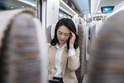 商务女士乘坐地铁按摩