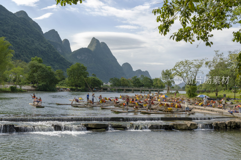 阳朔遇龙河竹筏漂流