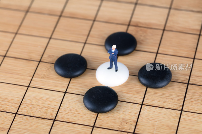 被围住的棋子和棋子上的商人