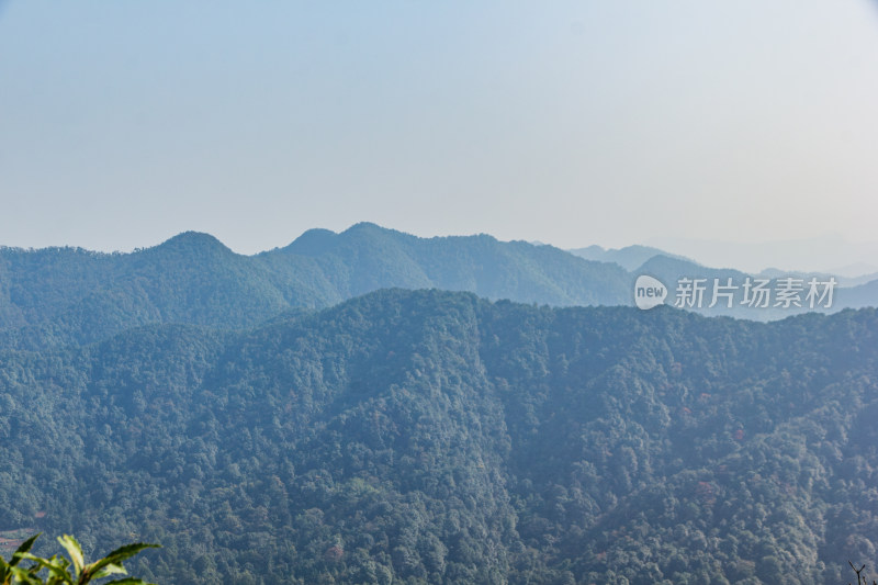 杭州午潮山远景处点缀着村落的自然风光