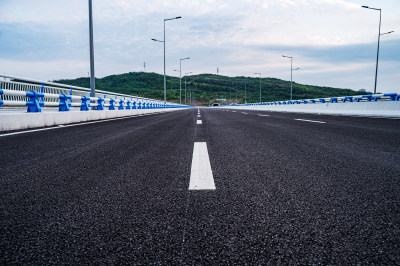 重庆市渝北区丛岩桥空旷的道路与城市建筑