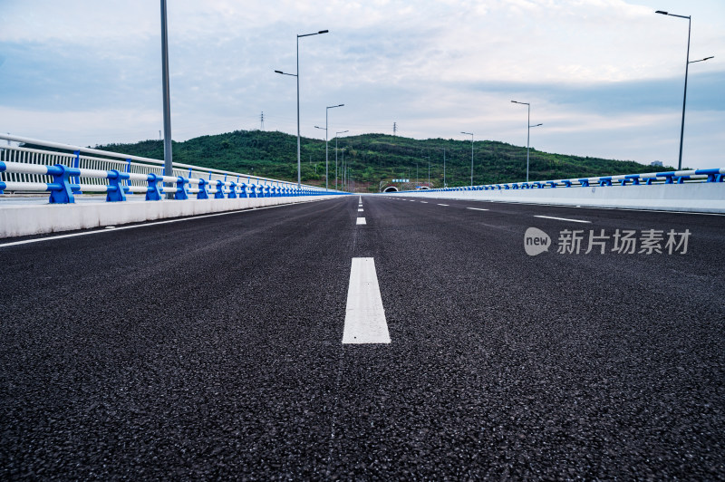 重庆市渝北区丛岩桥空旷的道路与城市建筑