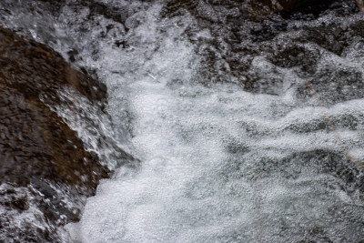 湍急水流拍打岩石的动态画面