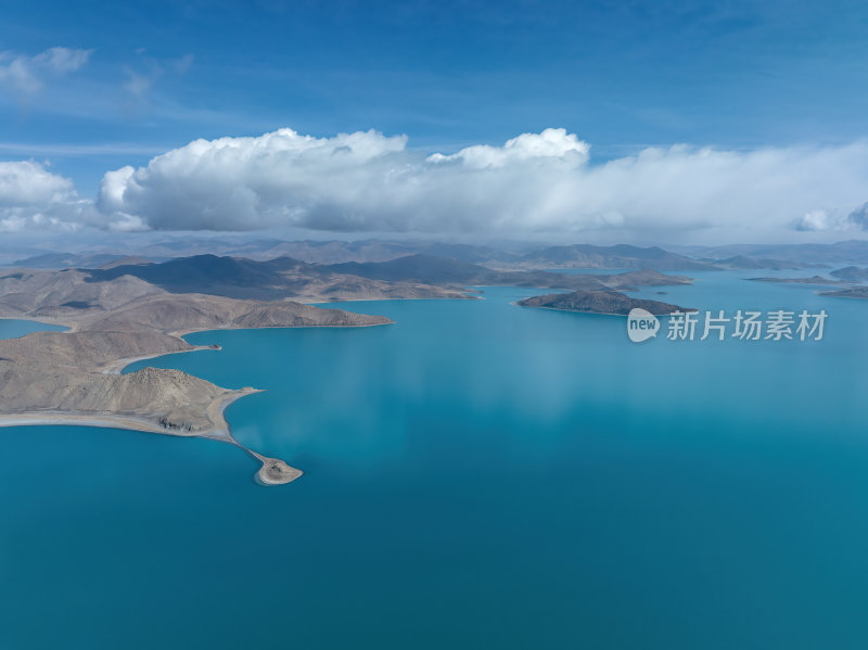 西藏山南羊卓雍措广阔蓝天下的湖泊与山脉