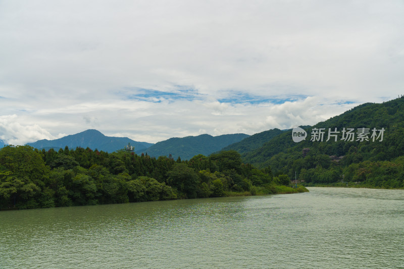 依树傍天的河景