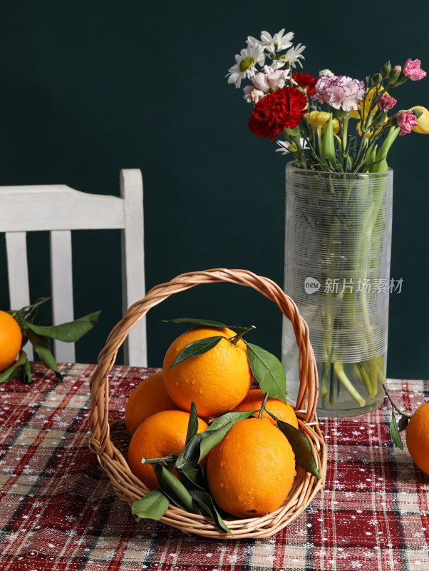 桌面上的新鲜水果橙子和鲜花
