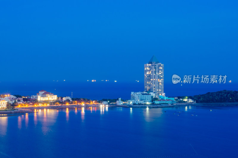 山东青岛俯瞰海滨城市夜景