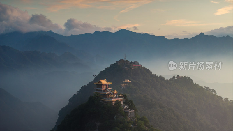 航拍仙境云雾缭绕的山顶寺庙秦岭南五台