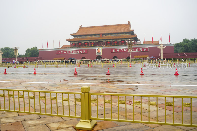 天安门雨天阴天前的街道