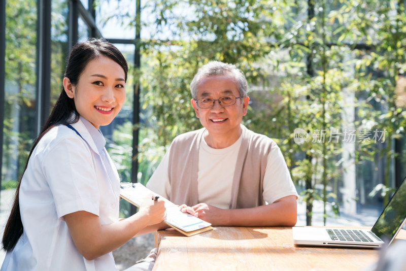 年轻女医生在给一个老人检查身体