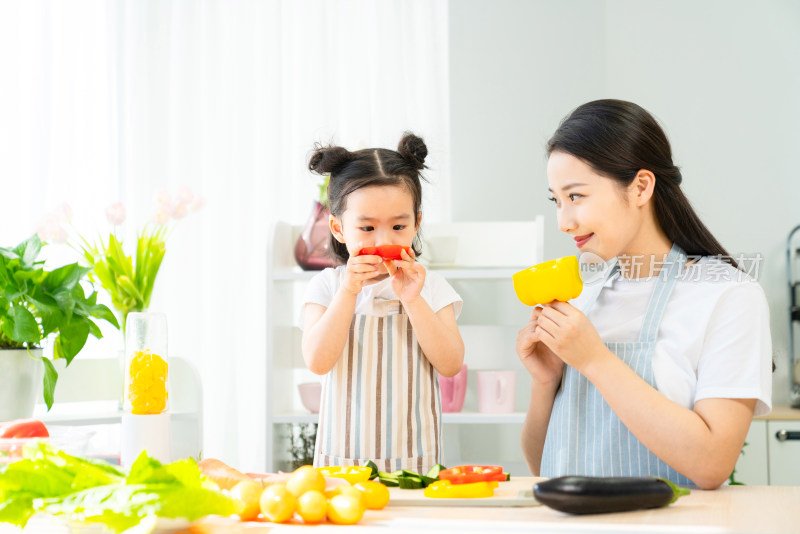 妈妈和女儿一起做饭