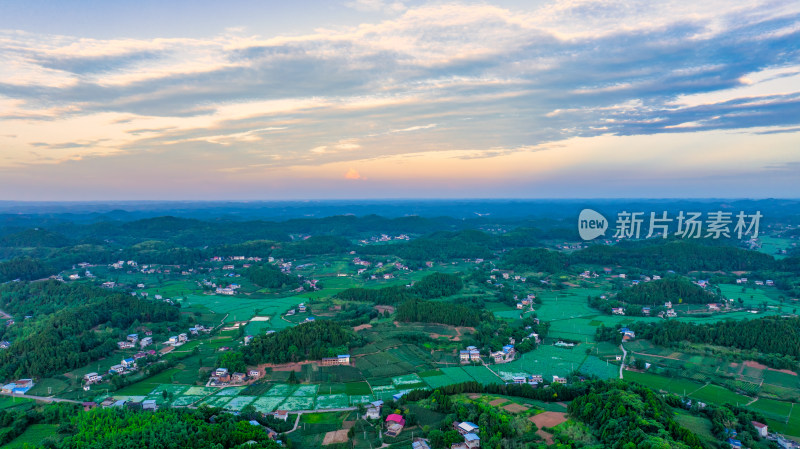 四川德阳市苍山镇丘陵地区的乡村农田