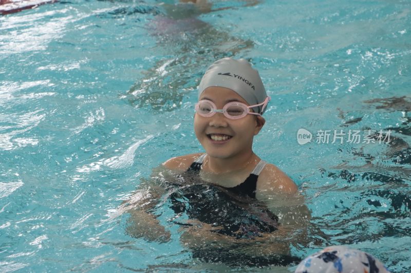 室内泳池玩水的小女孩特写