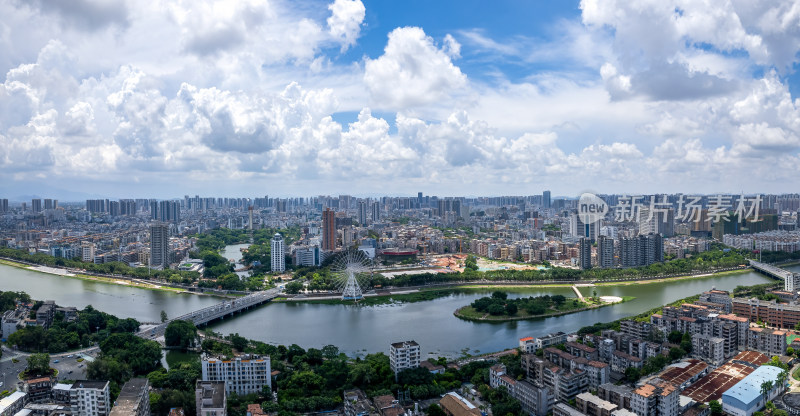 蓝天白云下的城市河流景观全景