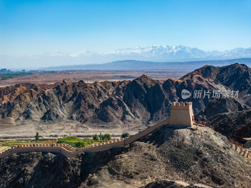 航拍甘肃嘉峪关悬臂长城万里长城的尽头