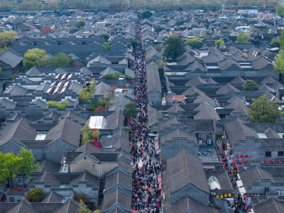 航拍扬州东关街全景节假日人山人海