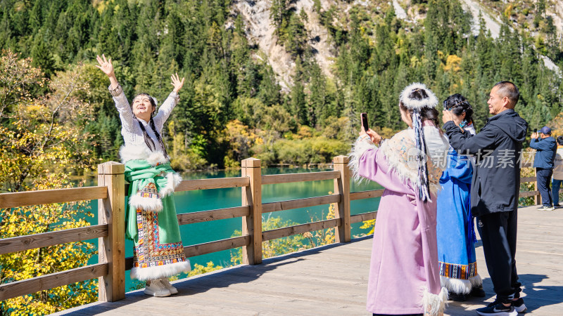 四川九寨沟景区游玩拍照的游客