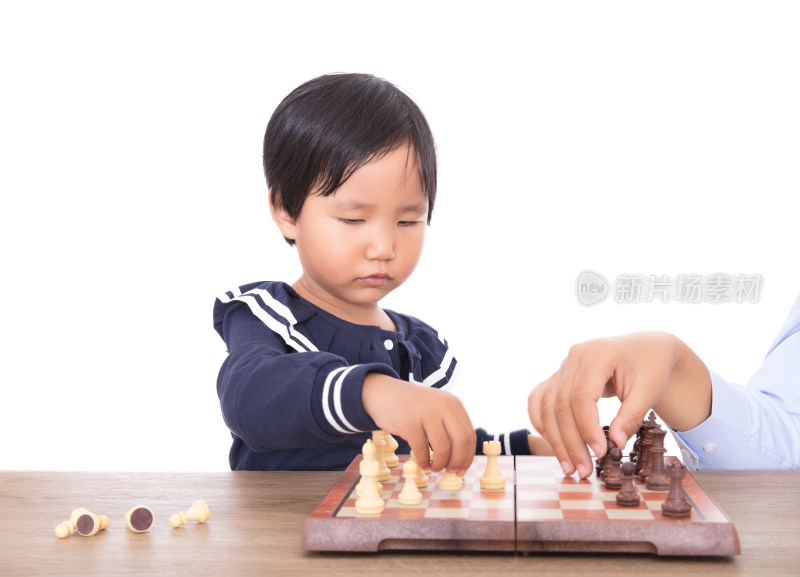 在老师的辅导下中国小女孩在学习下国际象棋