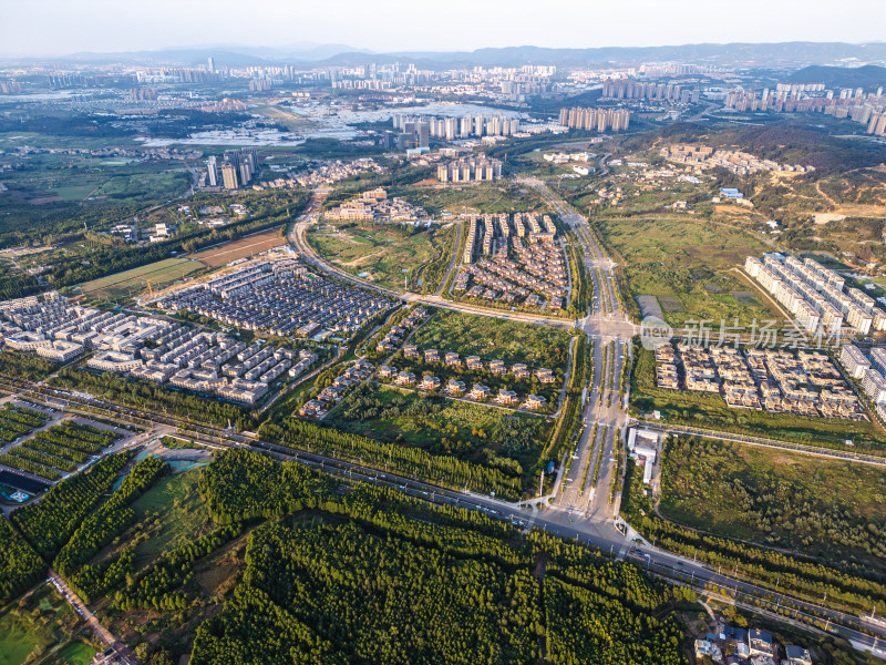 航拍滇池旁的昆明市城市风光