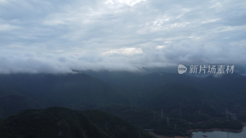 广东东莞：航拍清晨银瓶山森林公园云雾缭绕