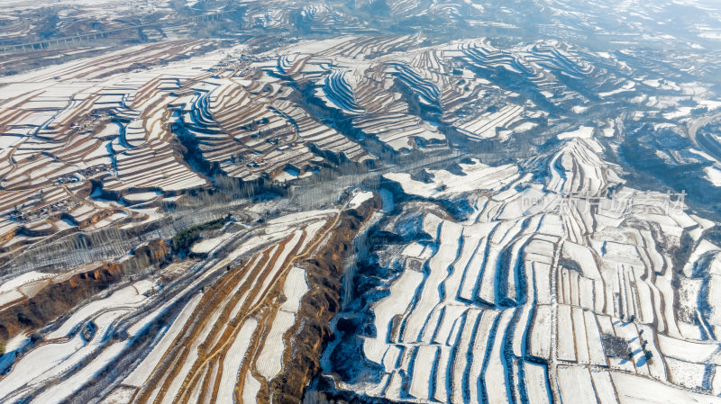 梯田航拍全景自然风景冬天下雪地形地理