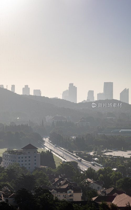 山东青岛小鱼山红瓦绿树碧海蓝天城市景观