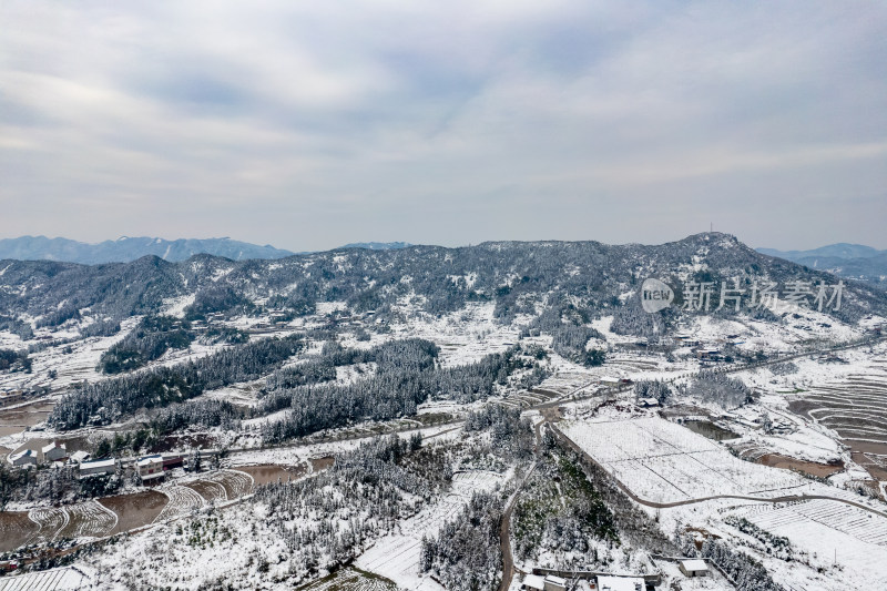 南方丘陵山川田园农田雪景航拍图