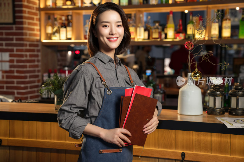 拿着菜单的餐吧女服务员