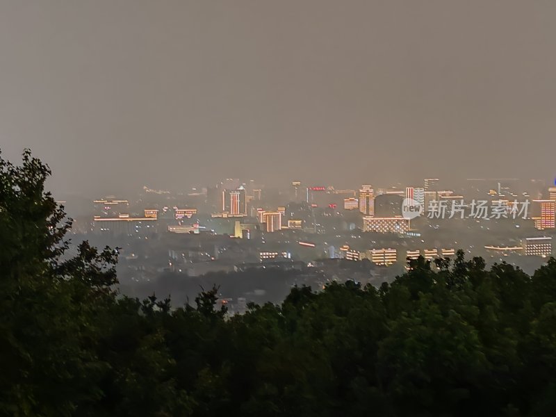 山林间眺望城市灯火夜景