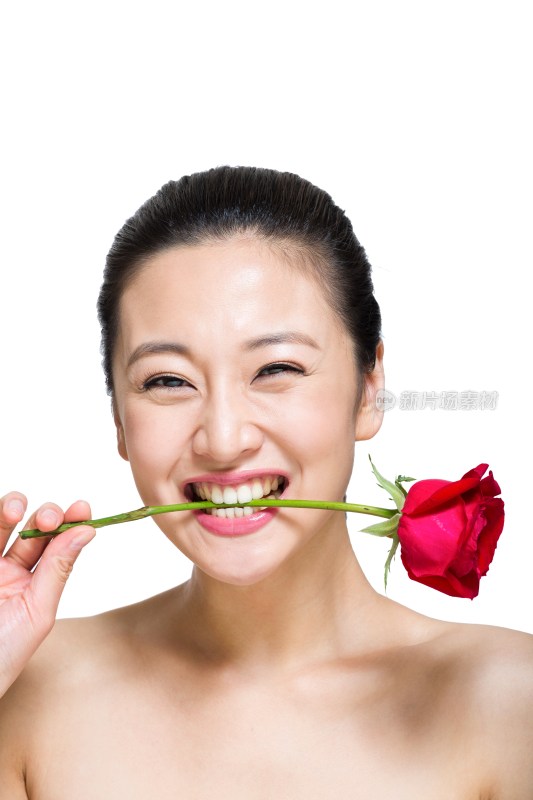 棚拍年轻女人和红色玫瑰花