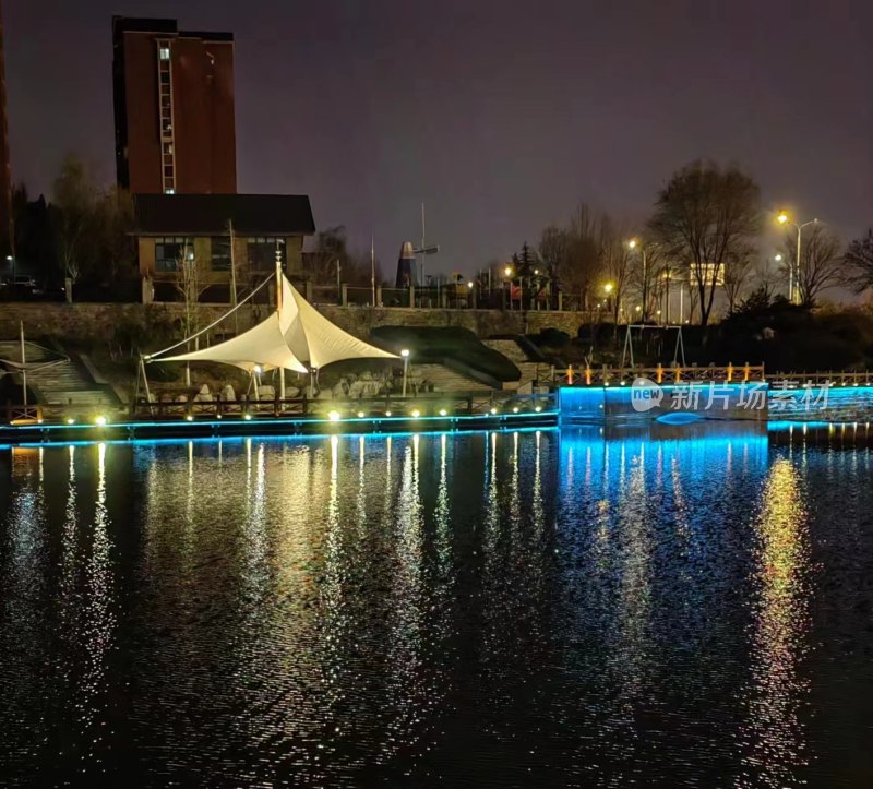 夜晚湖边有白色帐篷的美丽夜景