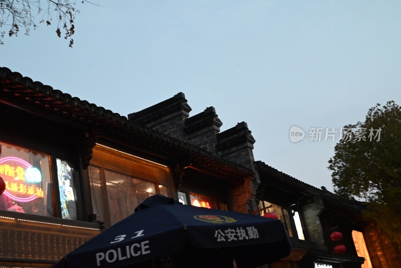 古建旁公安执勤点夜景