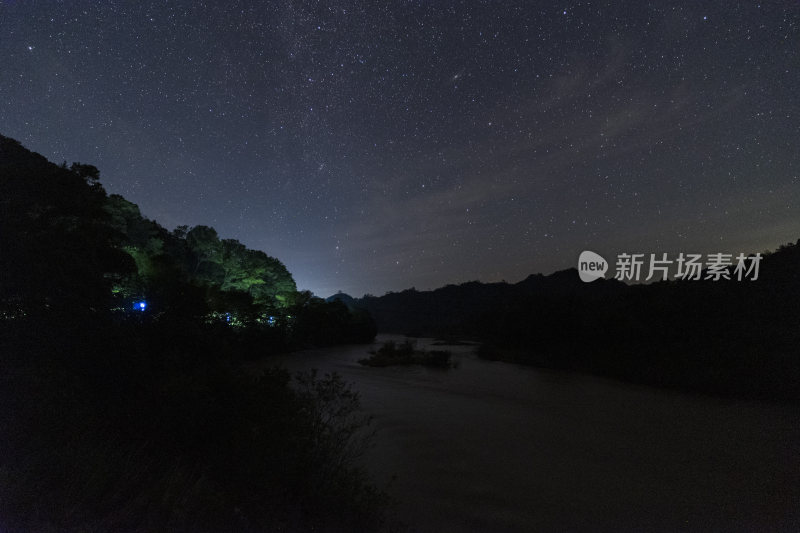 山间夜空的璀璨星河全景