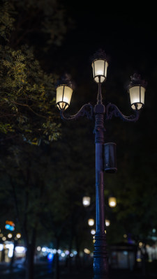 夜晚街道一排欧式路灯