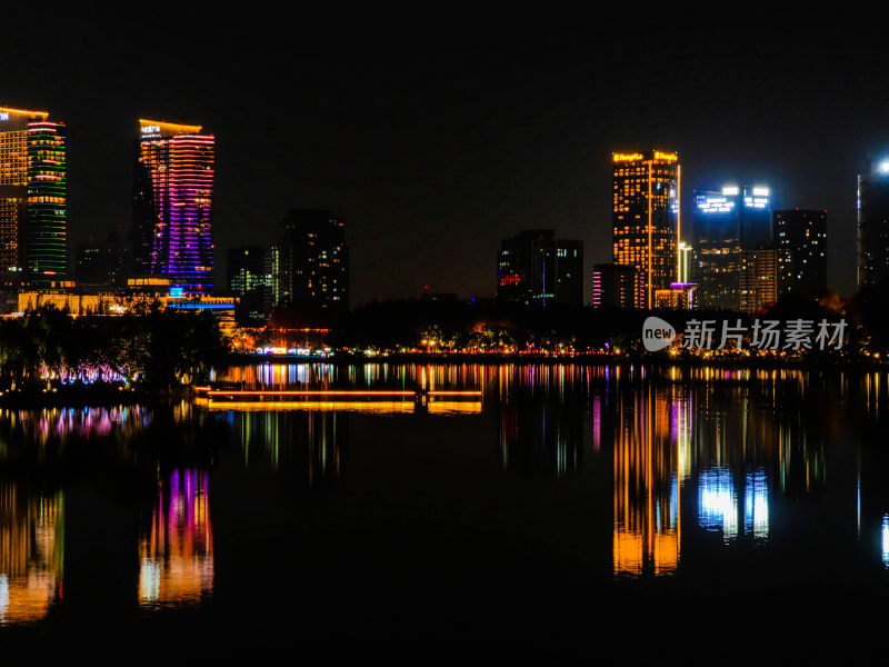 城市夜景灯光璀璨高楼倒映在湖面