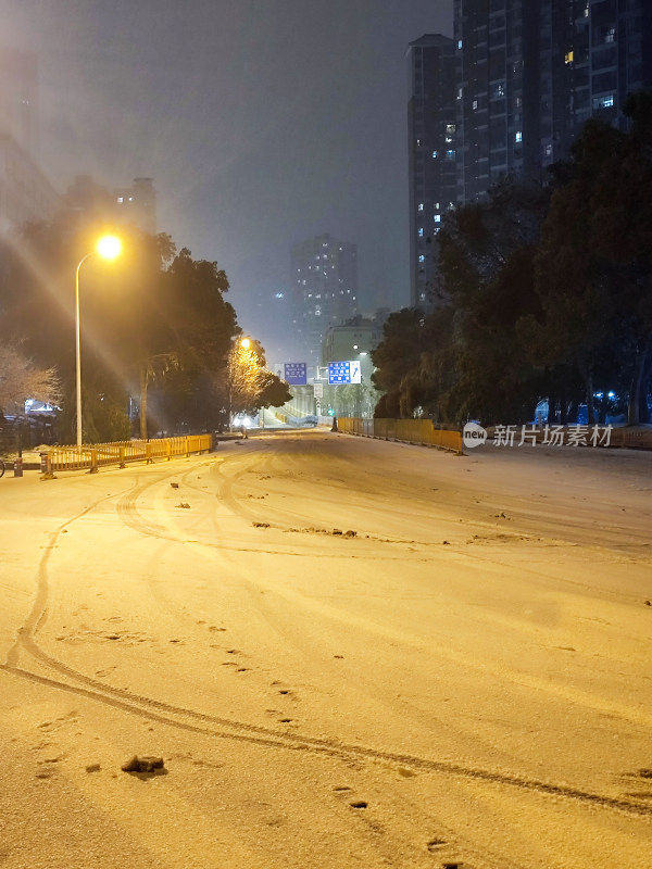 夜晚城市道路被雪覆盖的寂静景象